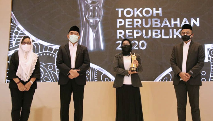 Menko PMK bersama Peraih Anugerah Tokoh Perubahan Republika 2020. (Foto: Instagram Muhadjir Effendy)