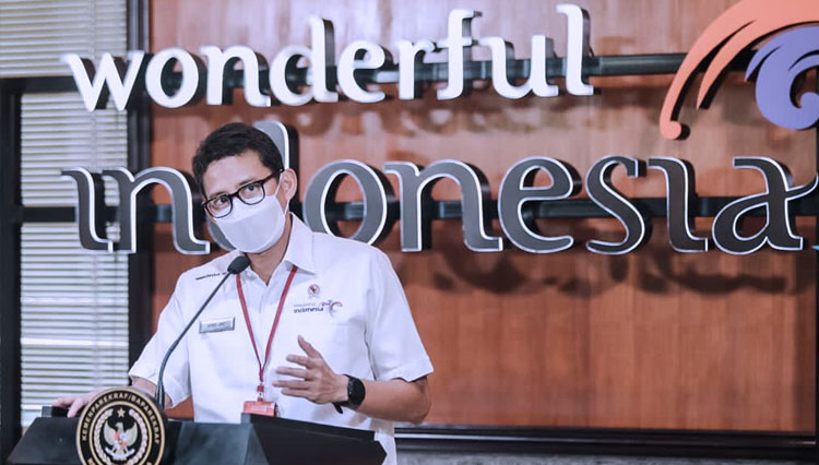 Menparekraf RI Sandiaga Uno dalam weekly press briefing yang dilaksanakan secara hybrid dari lobby Gedung Sapta Pesona, Jakarta Pusat, Senin (5/4/2021).  (foto: Kemenparekraf RI)