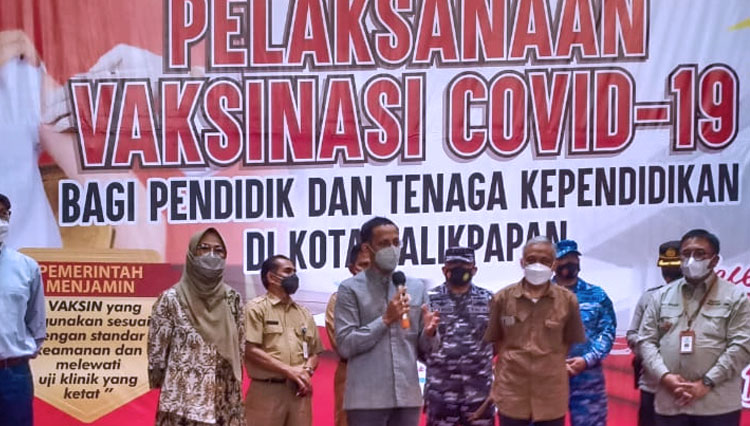 Mendikbud, Nadiem Anwar Makarim didampingi wakil ketua komisi X DPR RI, Hetifah Sjaifudian meninjau pelaksanaan vaksinasi guru di Balikpapan Sport Centre (BSC) Dome. (Foto: Hapiz For TIMES Indonesia)
