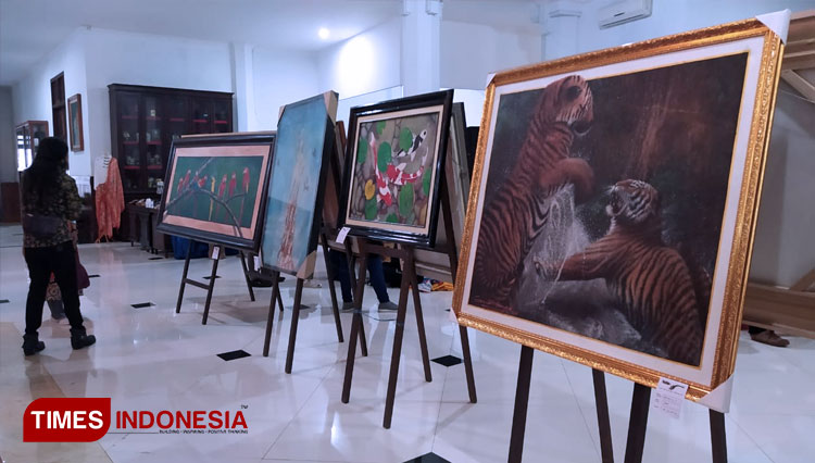 Pameran Art From HUT Kota Malang ke 107 yang digelar di Hall DPRD Kota Malang, Selasa (6/4/2021). (FOTO: Rizky Kurniawan Pratama/TIMES Indonesia)