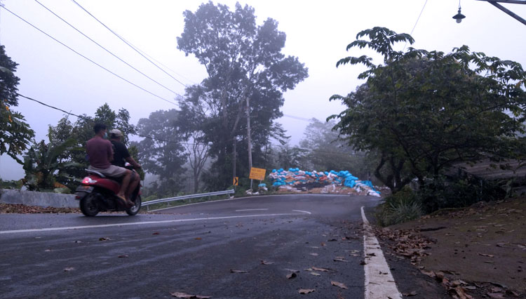 Pengendara motor matic saat melewati jalur setan atau Gotekan di Pacet, Kabupaten Mojokerto. Selasa (06/04/2021). (FOTO: Thaoqid Nur Hidayat/TIMES Indonesia)