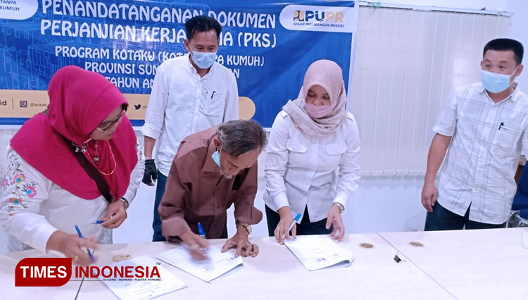 Perwakilan LKM penerima program CFW melakukan tandatangan dokumen PKS bersama Satker Program Kotaku Sumsel. (Foto: Asnadi/TIMES Indonesia) 