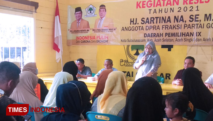 Anggota DPR Aceh Fraksi Partai Golkar, Hj. Sartina NA, SE, M.Si saat menghadiri Reses I tahun 2021 Kantor Partai Golkar Abdya. (Foto: T. Khairul Rahmat Hidayat/TIMES Indonesia) 