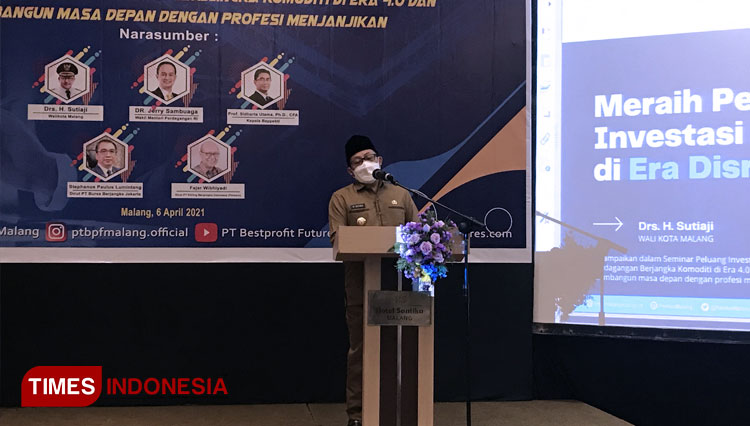 Wali Kota Malang, Sutiaji saat memberikan pidatonya di acara Seminar Peluang Investasi 4.0 di Hotel Santika Premiere, Selasa (6/4/2021). (FOTO: Rizky Kurniawan Pratama/TIMES Indonesia)
