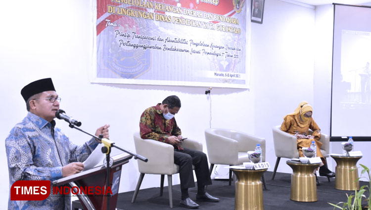 Wali Kota Gorontalo, Marten saat memberikan sambutan dalam Kegiatan Bimbingan Teknis Pengelolaan Keuangan Daerah dan Bendaharawan di Lingkungan Dinas Pendidikan Kota Gorontalo di Hotel Grand Whiz Manado. (Foto: Humas Pemkot Gorontalo)