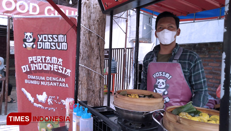 The owner of Yossmi Dimsum, Mohammad Ali Sayfudin poses with the dumplings in the bamboo basket. (Photo: Akmal/TIMES Indonesia)