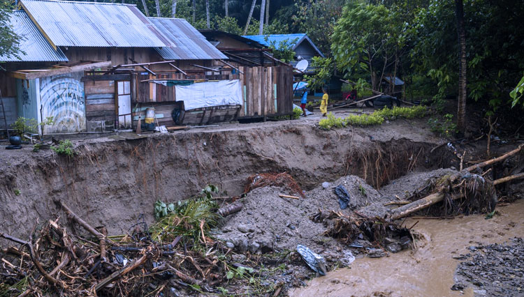 Bencana banjir bandang yang terjadi di Nusa Tenggara Timur (NTT) Minggu (4/4/2021) kemarin. (Foto: ANTARA)