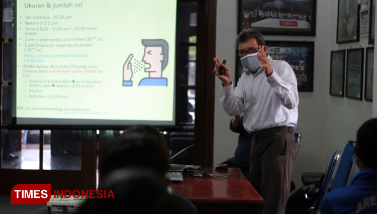 dr. Raymond Ferdinand Runtyu, Sp. PK, MBA memberikan materi terkait Covid-19 kepada siswa Akademi Arema di Kantor Arema FC pada (6/4/2021) (Foto: Ovan Setiawan/TIMES Indonesia)