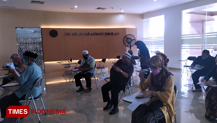 Para lansia ketika mengisi formulir pendaftaran untuk proses vaksinasi Covid-19. (FOTO: Ahmad Tulung/TIMES Indonesia) 