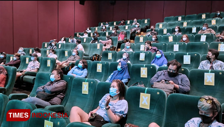Suasana nonton di bioskop XXI TP 5 dengan penerapan protokol kesehatan. (FOTO: Kiagus Firdaus/TIMES Indonesia) 