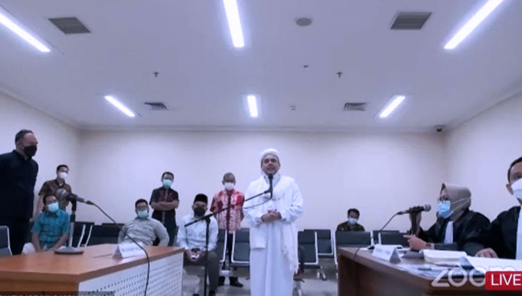Rizieq Shihab saat menjalani sidang dan disiarkan secara online (foto: Capture PN Jakarta Timur)