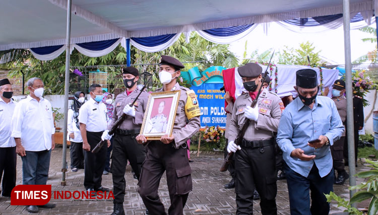 Upacara penyemayaman jenazah Kapolsek Jombang kota AKP Moch Willono di Denanyar, Jombang. Rabu (7/4/2021). (FOTO: Humas Polres For TIMES Indonesia)