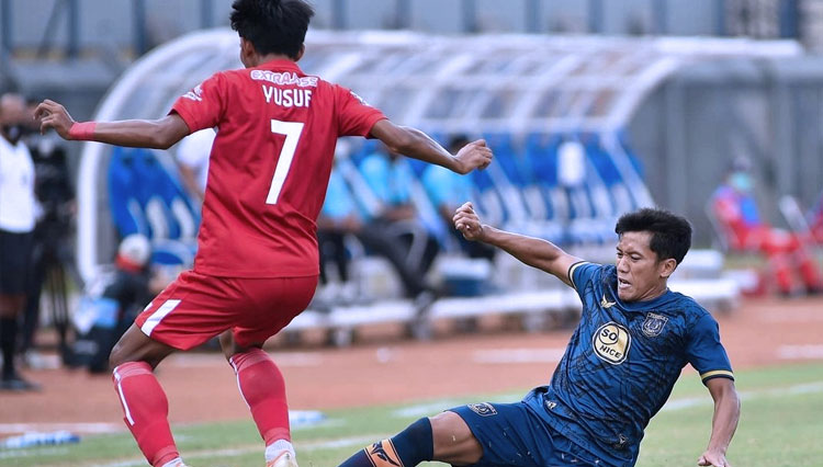 Gelandang Persela, Achmad Bustomi berusaha merebut bola dari salah satu pemain Persik, Rabu (7/4/2021). (FOTO: Persela Lamongan)