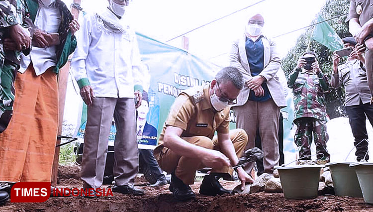 Secara simbolis Walikota Pagaralam, Alpian Maskoni letakkan batu pertama pembangunan Kantor PC NU Kota Pagaralam, berlokasi di Dusun Tanjung Cermin. (Foto: Asnadi/TIMES Indonesia)