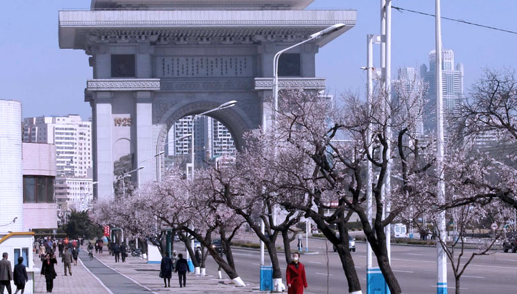 Orang-orang berjalan di jalan dekat Arch of Triumph di Pyongyang, Korea Utara pada hari Senin. (FOTO: Japan Today/AP) 