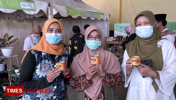 Istri Bupati Bandung Terpilih, Emma Detty Supriatna saat meninjau kegiatan Bazaar Mapag Ramadan yang digelar Distan Kabupaten Bandung, Kamis (7/4/21). (FOTO: Iqbal/TIMES Indonesia)