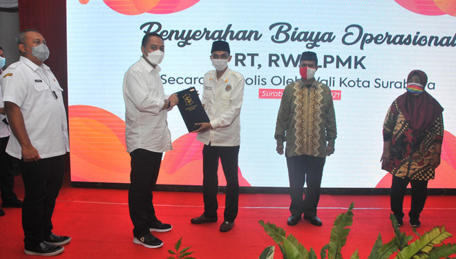 Wali Kota Surabaya Eri Cahyadi secara simbolis menyerahkan biaya operasional untuk Ketua RT, RW, dan LPMK. (Foto: Humas Pemkot Surabaya for Times Indonesia) 