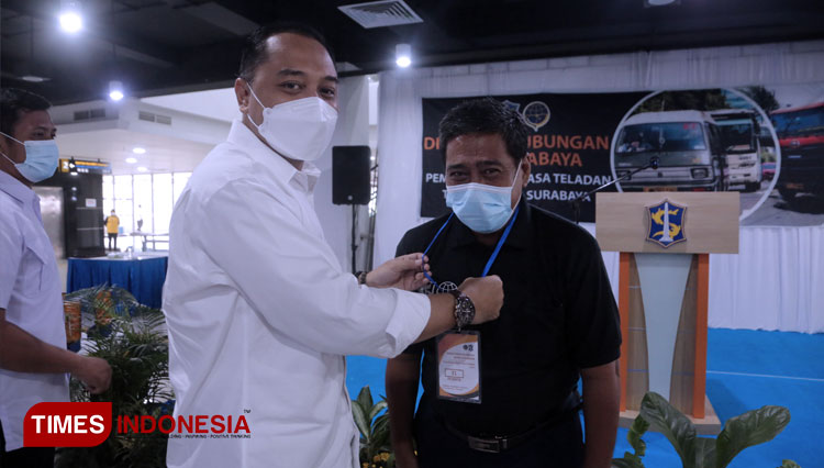 Wali Kota Surabaya Eri Cahyadi memberi penghargaan Abdi Yasa Teladan 2021 kepada pengemudi terpilih. (FOTO: Humas Pemkot Surabaya for TIMES Indonesia) 