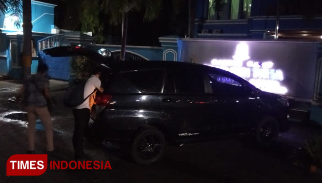 Petugas yang diduga penyidik KPK RI saat membawa sejumlah berkas dari Kantor Perumda Giri Tirta (Foto: Yudhi for TIMES Indonesia).