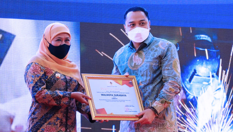 Gubernur Khofifah menyerahkan penghargaan K3 kepada Wali Kota Surabaya Eri Cahyadi. (Foto: Humas Pemkot Surabaya for Times Indonesia)