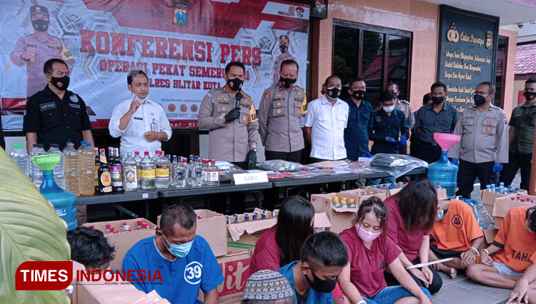 Kapolres Blitar Kota AKBP Yudhi Hery Setiawan memimpin pers rilis hasil operasi Pekat Semeru, Rabu (7/4/2021).(Foto: Sholeh/TIMES Indonesia)
