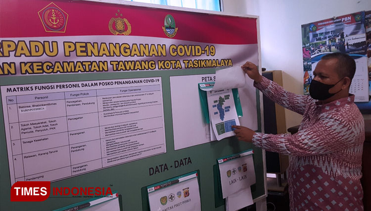 Kasi Trantib Kelurahan Kahuripan Ujang Muhaemin memetakan wilayah kasus covid-19 di wilayah Kelurahan Kahuripan Tasikmalaya. (FOTO: Harniwan Obech/TIMES Indonesia)