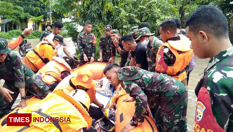 Personil Kodim 1601/Sumba Timur saat melakukan evakuasi dan memberikan bantuan makanan dan minuman bagi warga terdampak banjir di Sumba Timur NTT.(FOTO:Habibudin/TIMES Indonesia)