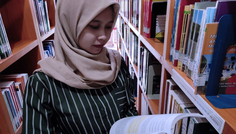 Mahasiswa memilih buku di Perpustakaan Unusa, Rabu (7/4/2021). (FOTO: Dok.Humas Unusa) 