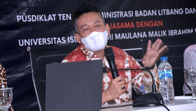 Prof. Dr. Phil. H. Muhammad Nur kholis Setiawan, M.A ketika menjadi narasumber dalam acara Pelatihan Teknis Analisis Jabatan (Anjab) dan Analisis Beban Kerja (ABK), Rabu (7/4/2021). (FOTO: Humas UIN Malang)