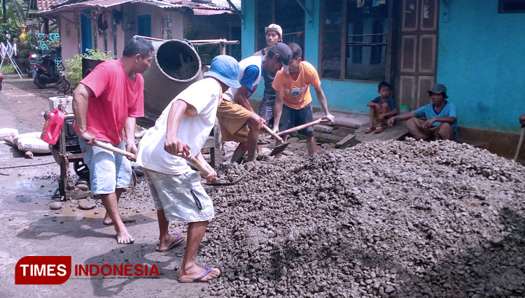 Pengecoran rabat beton di Kampung Bulu, Rakit, Banjarnegara. (FOTO: Muchlas Hamidi/TIMES Indonesia)