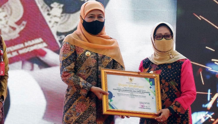 Penyerahan penghargaan oleh Gubernur Jatim, kepada Bupati Jombang atas penghargaan Posyandu kesehatan jiwa terbaik di Gedung Negara Grahadi Surabaya. Selasa (6/4/2021) (Foto : Dok. Humas Protokol)