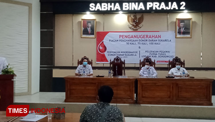 Pj Sekretaris Daerah Kabupaten Bondowoso Jawa Timur saat memberikan sambutan dan arahan dalam acara penganugerahan untuk sejumlah pendonor (FOTO: Moh Bahri/TIMES Indonesia).