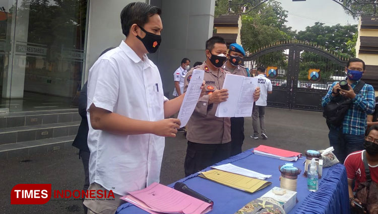 Polrestabes Surabaya saat memberikan klarifikasi soal hilangnya barang bukti sabu, Rabu (7/4/2021). (Foto: Khusnul Hasana/TIMES Indonesia)