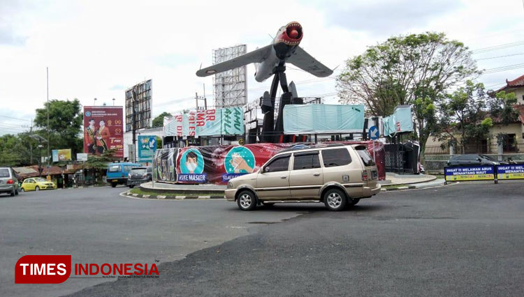 Papan Reklame yang kembali ditutup di Monumen Pesawat Suhat. (FOTO: Dok. TIMES Indonesia)