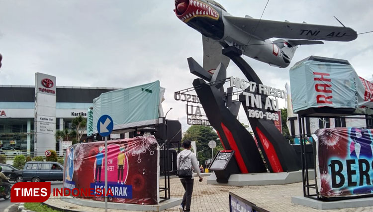 Terlihat reklame di Monumen Pesawat yang hari ini, Rabu (7/4/2021) kembali ditutupi. (Foto: Rizky Kurniawan Pratama/TIMES Indonesia)