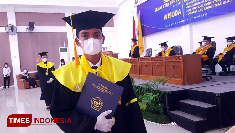 Seorang Wisudawan Sekolah Tinggi Ilmu Administrasi Tasikmalaya mengikuti prosesi pengukuhan gelar sarjana (FOTO: Harniwan Obech/TIMES Indonesia)