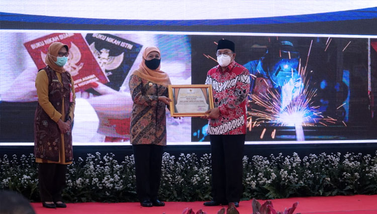 Wali Kota Blitar Santoso menerima sertifikat penghargaan ODF atau Open Defecation Free dari Gubernur Jatim Khofifah Indar Parawansa. (FOTO: Humas Pemkot Blitar) 