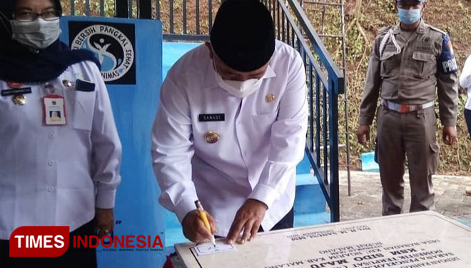 Bupati Malang Abah Sanusi ketika menandatangani prasasti tanda peresmian. (Foto : Binar Gumilang/TIMES Indonesia).