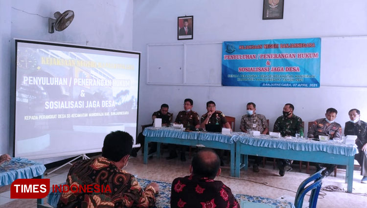 Kasi Intelijen Kejari Banjarnegara Yasozisokhi Zebua, SH saat memberikan penyuluhan. (FOTO: Zebua SH for TIMES Indonesia)