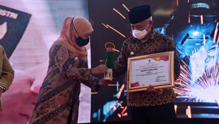 Bupati Malang Abah Sanusi ketika menerima penghargaan K3 dari Gubernur Jawa Timur. (Foto Humas Pemkab Malang).