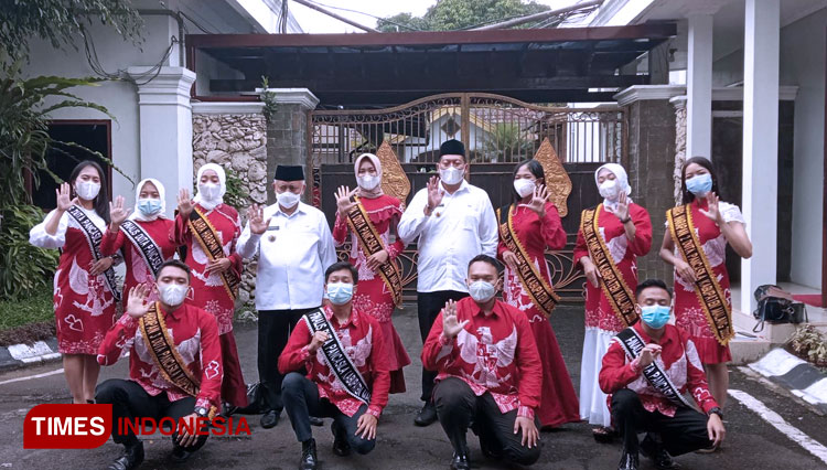 Duta Pancasila Kabupaten Malang berfoto bersama dengan Bupati Malang Abah Sanusi dan Wabup Malang Sam Didik. (Foto : Binar Gumilang/TIMES Indonesia).