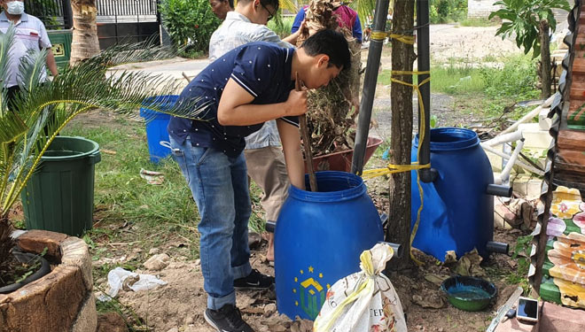 Mahasiswa FK Unusa memberikan pelatihan mengolah sampah dan memberikan tempat sampah komposter sata Pengmas di Desa Tunggul, Kecamatan Paciran, Kabupaten Lamongan, Rabu (7/4/2021).(Foto: Dok.Humas Unusa) 