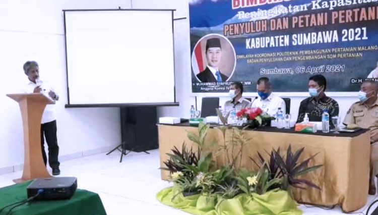 Direktur Polbangtan Malang, Dr Setya Budhi Udrayana berbicara pada Bimtek Petani dan Penyuluh Pertanian di Hotel Tambora Kabupaten Sumbawa, Selasa (6/4/2021). (FOTO: Polbangtan Malang)