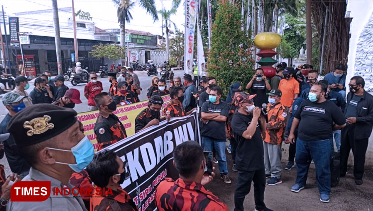 Aksi demonstran menuntut pemulihan sejumlah 331 bekas THL di depan kantor Bupati Banyuwangi. (FOTO: Agung Sedana/ TIMES Indonesia)