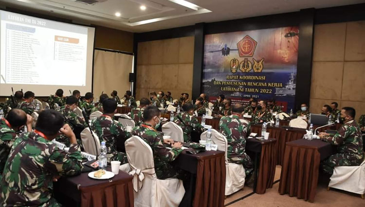 Kegiatan Rapat Koordinasi dan Penyusunan Rencana Kerja Latihan TNI Tahun 2022 di Hotel Santika Taman Mini, Jakarta Timur, Kamis (08/04/2021).  (Foto: Facebook Puspen TNI) 