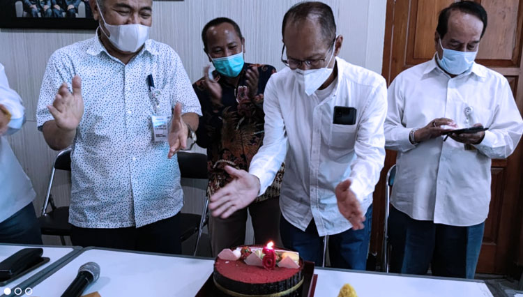 Dirut BPR Kerta Raharja Kabupaten Bandung M Soleh Pios saat peringatan hari jadi BPR Kerta Raharja keenam, di Kantor Pusat BPR Kerta Raharja, Soreang,Rabu, (7/4/21). (FOTO: BPR KR for TIMES Indonesia)