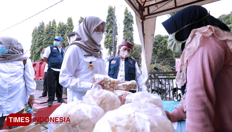 Bupati Banyuwangi Ipuk Fiestiandani Azwar Anas saat meninjau lapak UMKM warga (Foto: Rizki Alfian/TIMES Indonesia)