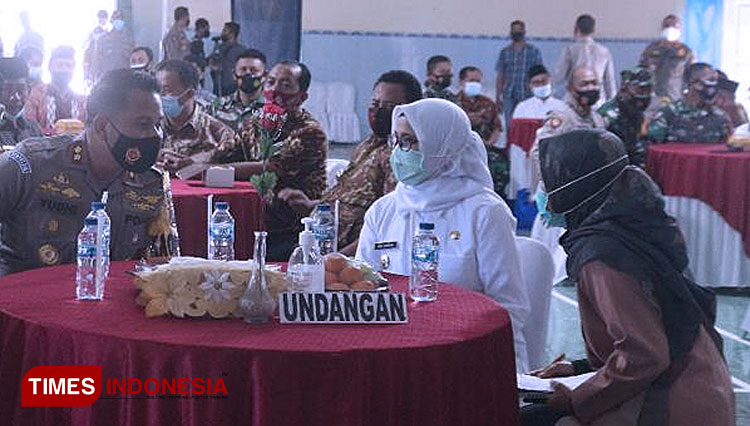 Bupati Blitar Rini Syarifah menghadiri Focus Group Discussion (FGD) Upaya Pencegahan Penyebaran Covid-19 Pada Bulan Ramadhan 1442 H di Gedung Serbaguna Kecamatan Nglegok, Kamis(8/4/2021). (Foto: Sholeh/TIMES Indonesia)