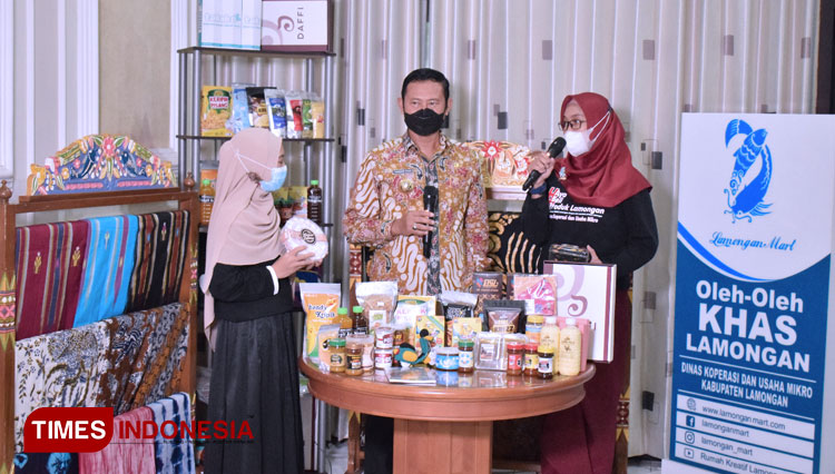 Bupati Yuhronur Effendi melakukan pemasaran melalui marketing virtual produk UMKM Lamongan di Guest House, Kamis (08/04/2021). (Foto: Moch. Nuril Huda/TIMES Indonesia)