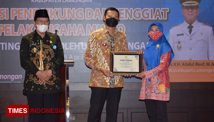 Bupati Yuhronur Effendi memberikan penghargaan kepada Koperasi di Lamongan sebagai penggiat, pengungkit dan penggerak dalam menggairahkan UMKM, Kamis (08/04/2021), Foto : Moch. Nuril Huda/TIMES Indonesia).